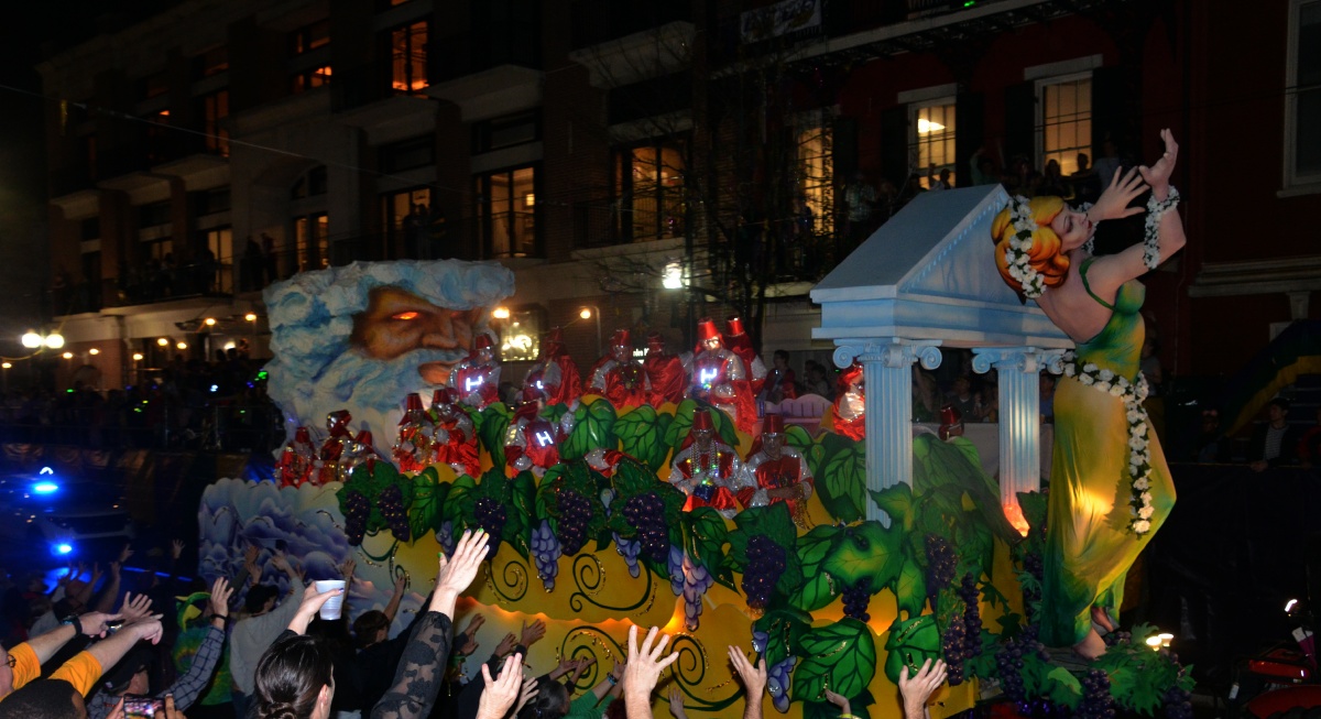 F Mardi Gras parade float 8575