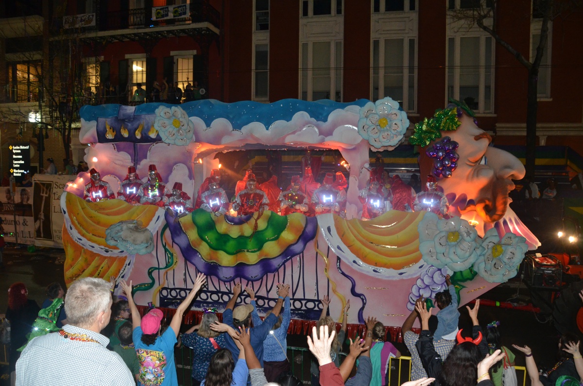 F Mardi Gras parade float 8621