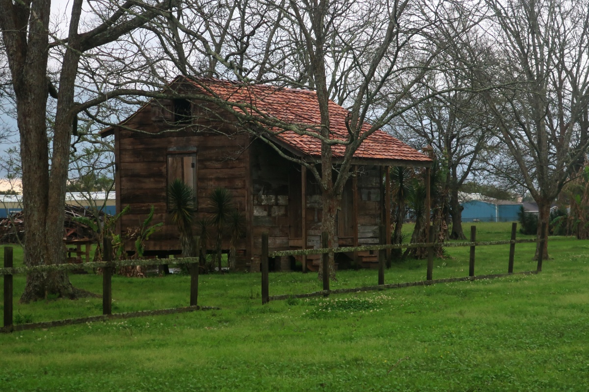 H Laura Plantation slave cabin 1