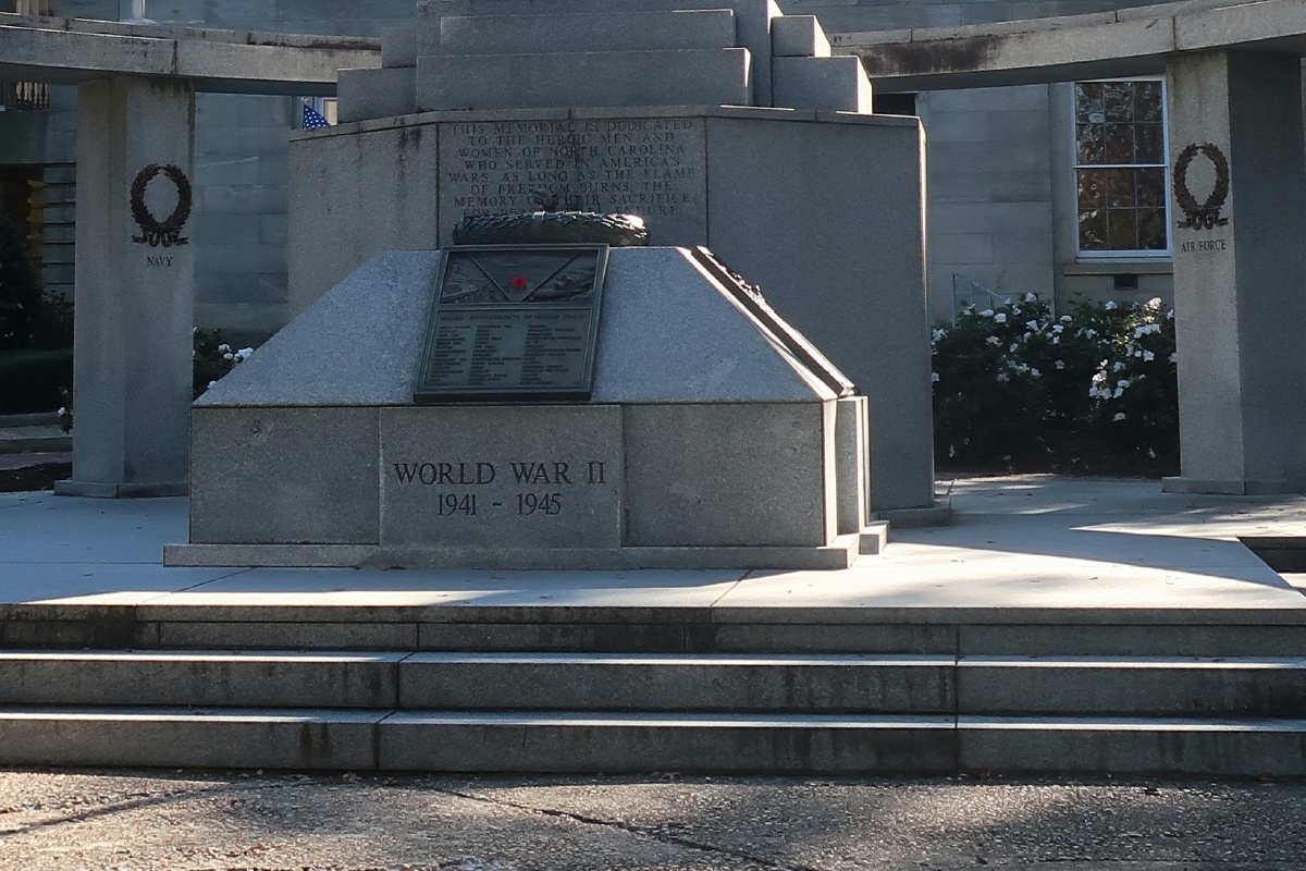 B Raleigh War Memorial with our Poppy 0863