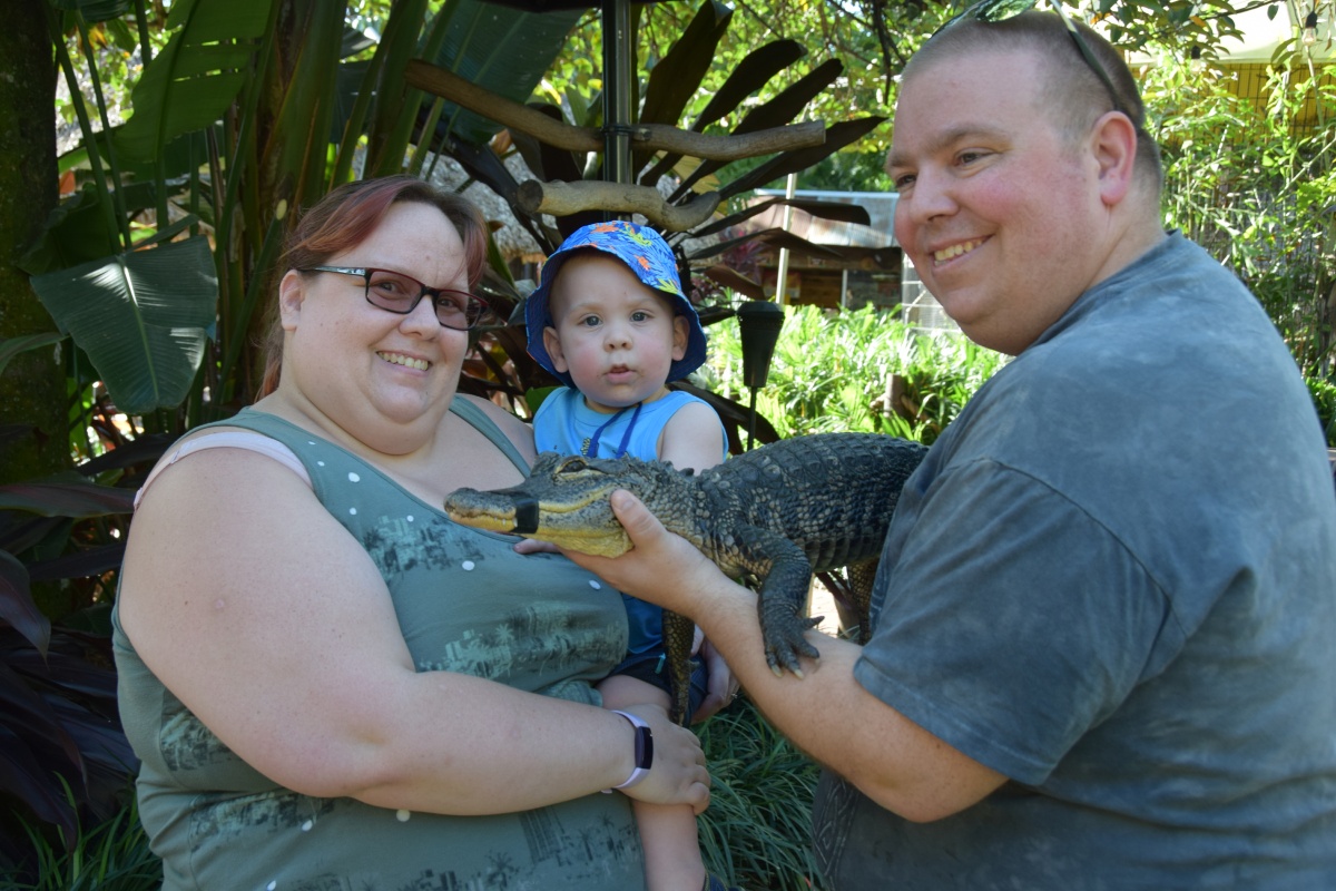 C__Holding an alligator_DSC_0245