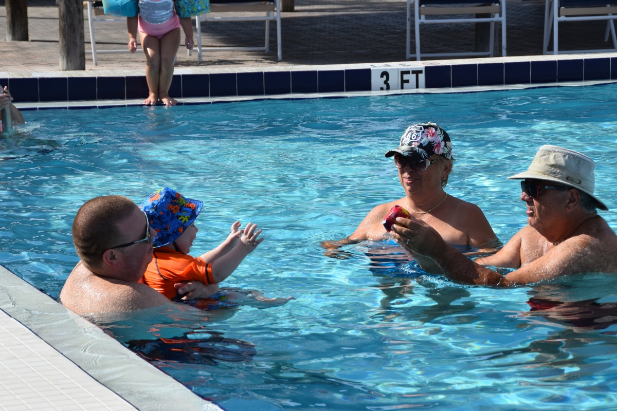 E_Enjoying the pool_DSC_0315